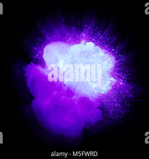 Incendie, explosion ultraviolet couleur pourpre avec des étincelles et de la fumée isolé sur fond noir Banque D'Images