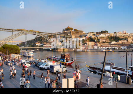 En bord de la rivière Douro occupé Barrio La Ribeira avec vue sur Gaia, Porto, région de Porto, Portugal Banque D'Images
