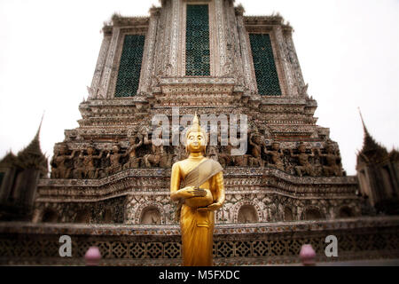 Accueillis par un Bouddha de Wat Arun sur le Choa Phraya. Bangkok, Thaïlande. Banque D'Images