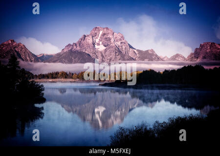 Mont Moran reflète dans les eaux calmes à Oxbow Bend de la Snake River. Grand Tetons (Wyoming). Banque D'Images