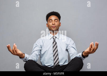 Concept d'affaires - portrait of african american businessman doing Meditation et Yoga yoga en avant de travailler. Banque D'Images