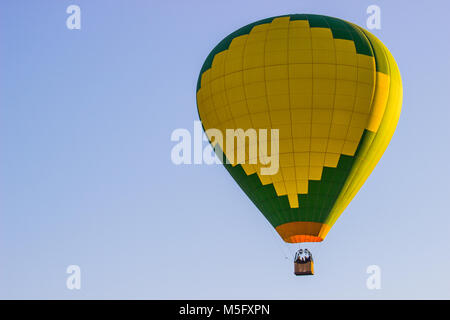 Vert et Jaune Hot Air Balloon tôt le matin Banque D'Images