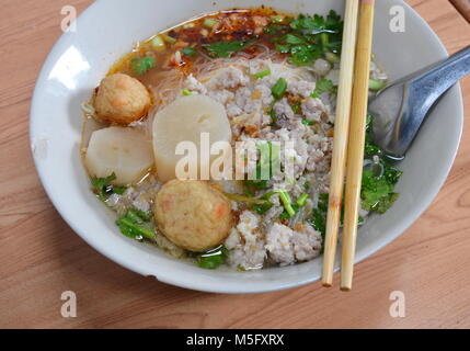 Les vermicelles de riz aux crevettes bouillies et bille en tête de porc émincé dans la soupe Banque D'Images