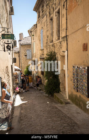 GORDES, FRANCE - 25 juin 2017 : rue étroite dans la ville médiévale de Gordes. Provence, France Banque D'Images