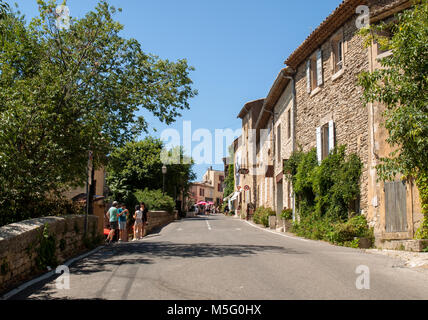 GORDES, FRANCE - 25 juin 2017 : les vieilles maisons en pierre dans village de Gordes, Vaucluse, Provence, France Banque D'Images