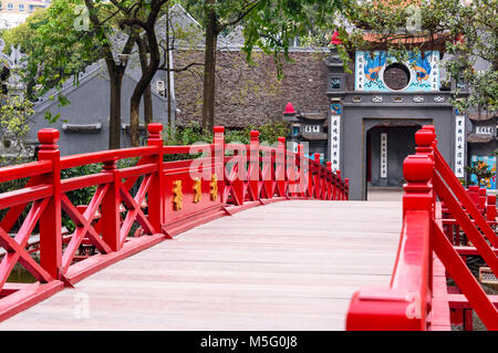 L'emblématique pont Huc peint rouge sur Ho Hoan Kiem, Hanoi, Vietnam, qui mène à la Tanière Confucius Temple Ngoc Son. Banque D'Images