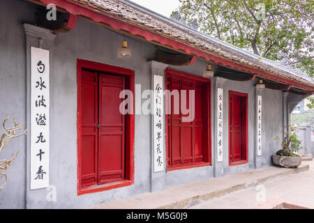 Portes dans le Den Ngoc Son Temple Confucius Ho au Lac Hoan Kiem, Hanoi, Vietnam Banque D'Images