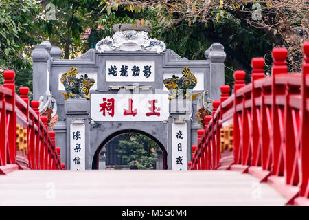 L'emblématique pont Huc peint rouge sur Ho Hoan Kiem, Hanoi, Vietnam, qui mène à la Tanière Confucius Temple Ngoc Son. Banque D'Images