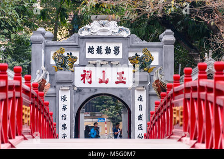 L'emblématique pont Huc peint rouge sur Ho Hoan Kiem, Hanoi, Vietnam, qui mène à la Tanière Confucius Temple Ngoc Son. Banque D'Images