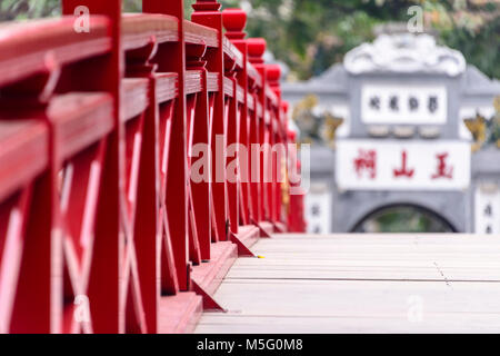 L'emblématique pont Huc peint rouge sur Ho Hoan Kiem, Hanoi, Vietnam, qui mène à la Tanière Confucius Temple Ngoc Son. Banque D'Images