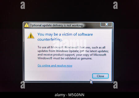 Un message d'erreur s'affiche sur l'écran d'un ordinateur que d'avertissement de mise à jour Windows a détecté une version piratée de Windows XP. Banque D'Images