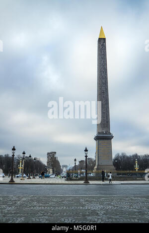 Vue verticale de l'Obélisque de Louxor à Paris par un jour pluvieux et gris Banque D'Images
