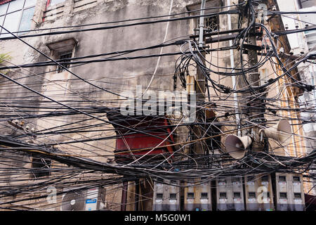 Des centaines de câbles électriques sont éparpillés sur un poteau d'électricité dans une manière dangereuse à Hanoi, Vietnam. C'est le niveau de distribution d'électricité dans toute l'Indochine. Banque D'Images