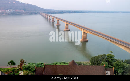 Route Nationale 13 et le pont Lao Nippon le Mékong à Vientiane Laos Banque D'Images