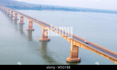 Route Nationale 13 et le pont Lao Nippon le Mékong à Vientiane Laos Banque D'Images