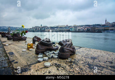 Chaussures de métal sur le Danube, un monument de Juifs hongrois tués durant la seconde guerre mondiale, Budapest, Hongrie. Banque D'Images