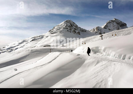 Une vue d'une piste de ski et de villégiature dans le paysage et les montagnes couvertes de neige dans les alpes Suisse St moritz en hiver Banque D'Images