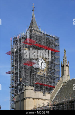 Big Ben, la célèbre tour de l'horloge entouré par un échafaudage pour de grands travaux de rénovation, mars 2018. Le sud de l'horloge encore exposés. Banque D'Images