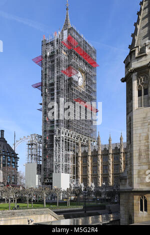 Big Ben, la célèbre tour de l'horloge entouré par un échafaudage pour de grands travaux de rénovation, mars 2018. Le sud de l'horloge encore exposés. Banque D'Images