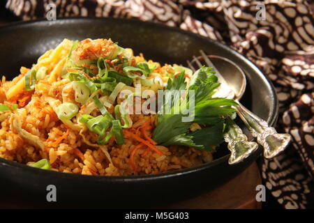 Nasi Goreng Jawa. Riz frit indonésien javanais cuite dans la sauce de soja sucrée avec style Banque D'Images