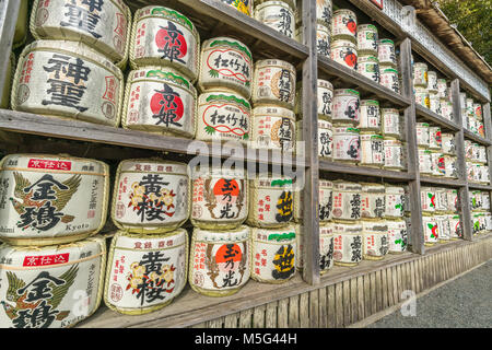 Kamakura, JAPON - 22 novembre 2017 : souci de barils (Sadaraku) au sanctuaire Shinto Tsurugaoka Hachimangu. Tonneaux de saké donnés en offrande à l'autel et Banque D'Images