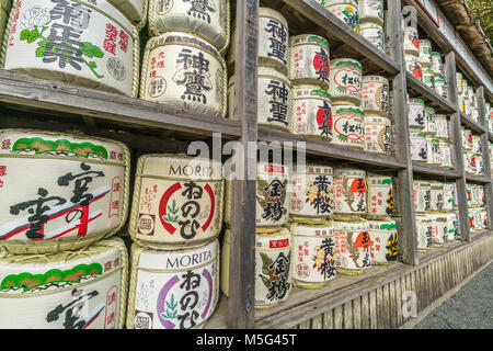 Kamakura, JAPON - 22 novembre 2017 : souci de barils (Sadaraku) au sanctuaire Shinto Tsurugaoka Hachimangu. Tonneaux de saké donnés en offrande à l'autel et Banque D'Images