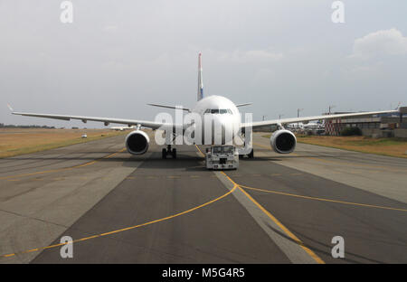 Avion sur ASA pushback à O.R. L'aéroport international OR Tambo, Afrique du Sud Banque D'Images