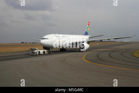 Avion sur ASA pushback à O.R. L'aéroport international OR Tambo, Afrique du Sud Banque D'Images