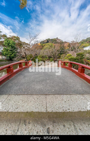 Pont de l'étang (Heike-Ike Heike) situé à l'entrée du sanctuaire Tsurugaoka Hachimangu. Situé à Kamakura, préfecture de Kanagawa, Japon Banque D'Images