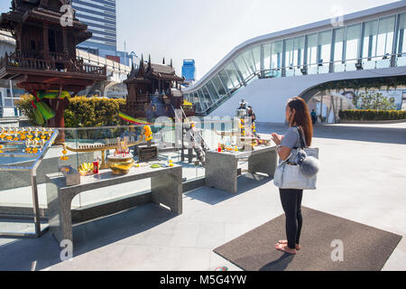 BANGKOK, THAÏLANDE, Février 08, 2017 - fidèles bouddhistes femme prie à l'extérieur de centre commercial MBK, à Bangkok, Thaïlande Banque D'Images