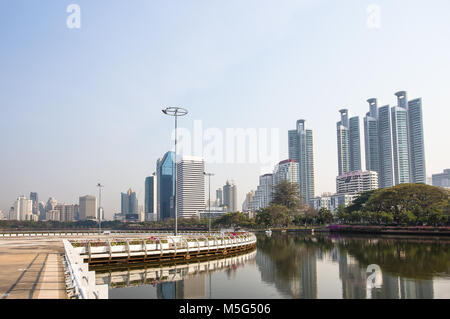 BANGKOK, THAÏLANDE, 09 février 2017 - Panorama de la ville avec des gratte-ciel et Sky line de Benjakitti Park à Bangkok, Thaïlande Banque D'Images