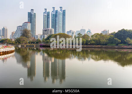 BANGKOK, THAÏLANDE, 09 février 2017 - Panorama de la ville avec des gratte-ciel et Sky line de Benjakitti Park à Bangkok, Thaïlande Banque D'Images