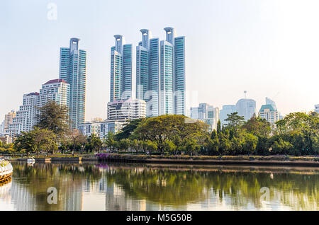 BANGKOK, THAÏLANDE, 09 février 2017 - Panorama de la ville avec des gratte-ciel et Sky line de Benjakitti Park à Bangkok, Thaïlande Banque D'Images