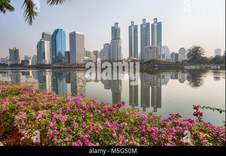 BANGKOK, THAÏLANDE, 09 février 2017 - Panorama de la ville avec des gratte-ciel et Sky line de Benjakitti Park à Bangkok, Thaïlande Banque D'Images