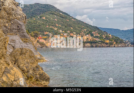 Le village de Sori, Gênes (Genova) province, vu de la côte, Italie Banque D'Images