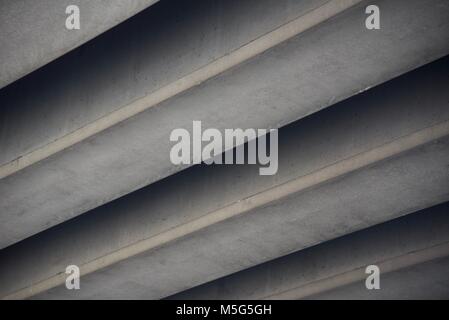 Passage sous un pont sur une route de ciment Banque D'Images