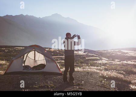 Man taking photo with mobile phone Banque D'Images