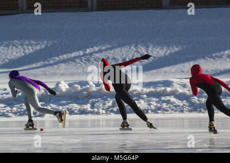 La compétition de patinage de vitesse sur glace au soleil d'hiver - aire de sport concept Banque D'Images