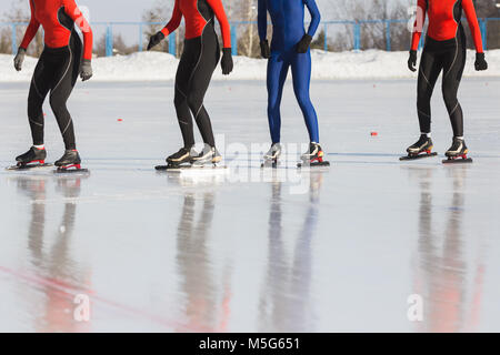 La compétition de patinage de vitesse sur glace au soleil d'hiver les sportifs - prêt à démarrer Banque D'Images