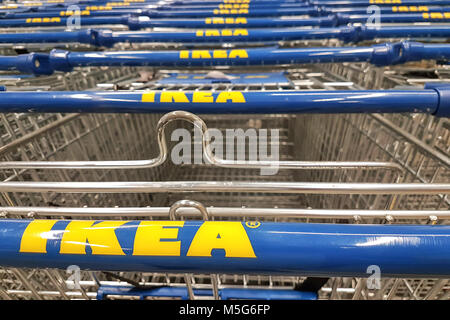 Cracovie, Pologne - 21 Février 2018 : Shopping Carts en rangées sur la face de la Marché Ikea. IKEA est une entreprise multinationale qui a été démarré pour meubles Banque D'Images