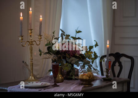 Atmosphère romantique avec des bougies. Des bougies sur la table. Close-up. Banque D'Images