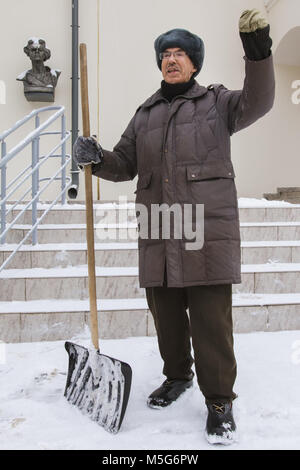 KAZAN, Russie, 10 février 2017. Le concierge dans la neige hiver rue Russe Faire connaître histoire de politique et de salaire aux alentours du musée de Maxime Gorki Banque D'Images