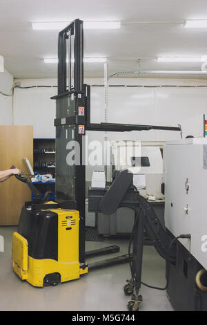 Chariot élévateur d'entrepôt d'empilage stacker loader cardboxes dans l'industrie du métal Banque D'Images