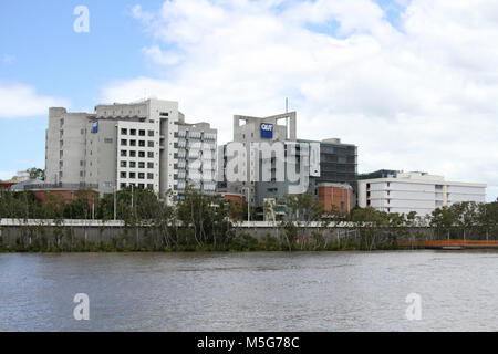 L'Université de technologie du Queensland (QUT), les jardins du campus point vu de la rivière Brisbane, Australie Banque D'Images