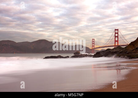 Golden Gate Bridge à partir de Baker Beach, San Francisco, California, USA Banque D'Images