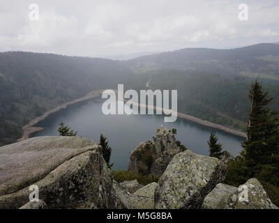 Lac en montagne, pluvieux et brumeux. Traitées avec VSCO avec préréglage s2 Banque D'Images