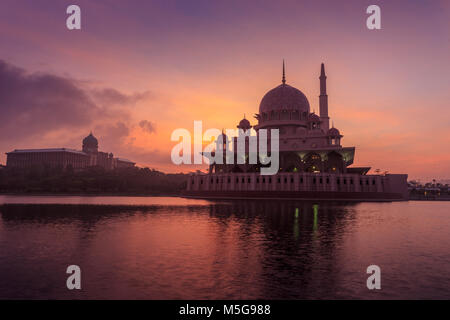 Mosquée Putra Perdana Putra et (le Bureau du Premier Ministre) sur le lac artificiel. L'un des plus beaux paysages de Putrajaya. Banque D'Images