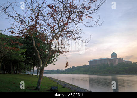 Mosquée Putra sur le lac artificiel. L'un des plus beaux paysages de Putrajaya. Banque D'Images