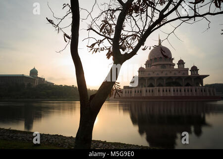 Mosquée Putra Perdana Putra et (le Bureau du Premier Ministre) sur le lac artificiel. L'un des plus beaux paysages de Putrajaya. Banque D'Images