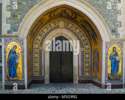 Fresques mosaïques religieuses colorées autour de porte d'entrée au monastère de Kykkos l'un des plus riches et les plus connus de monastères à Chypre fondée fin 11thc Banque D'Images